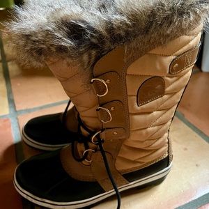 Like new sorel boots waterproof bought last year and wore them once